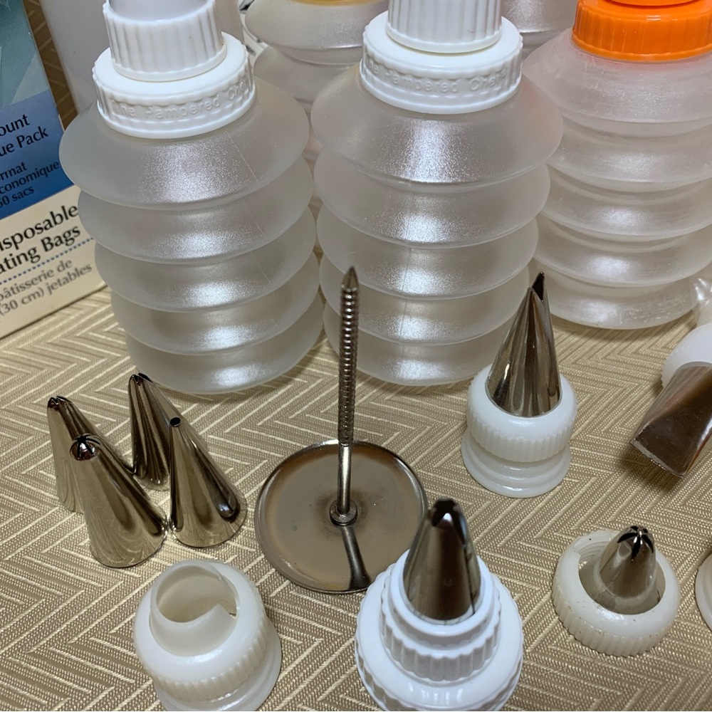 Decorating Kit with Caps and Tips - Picture 3 of 6